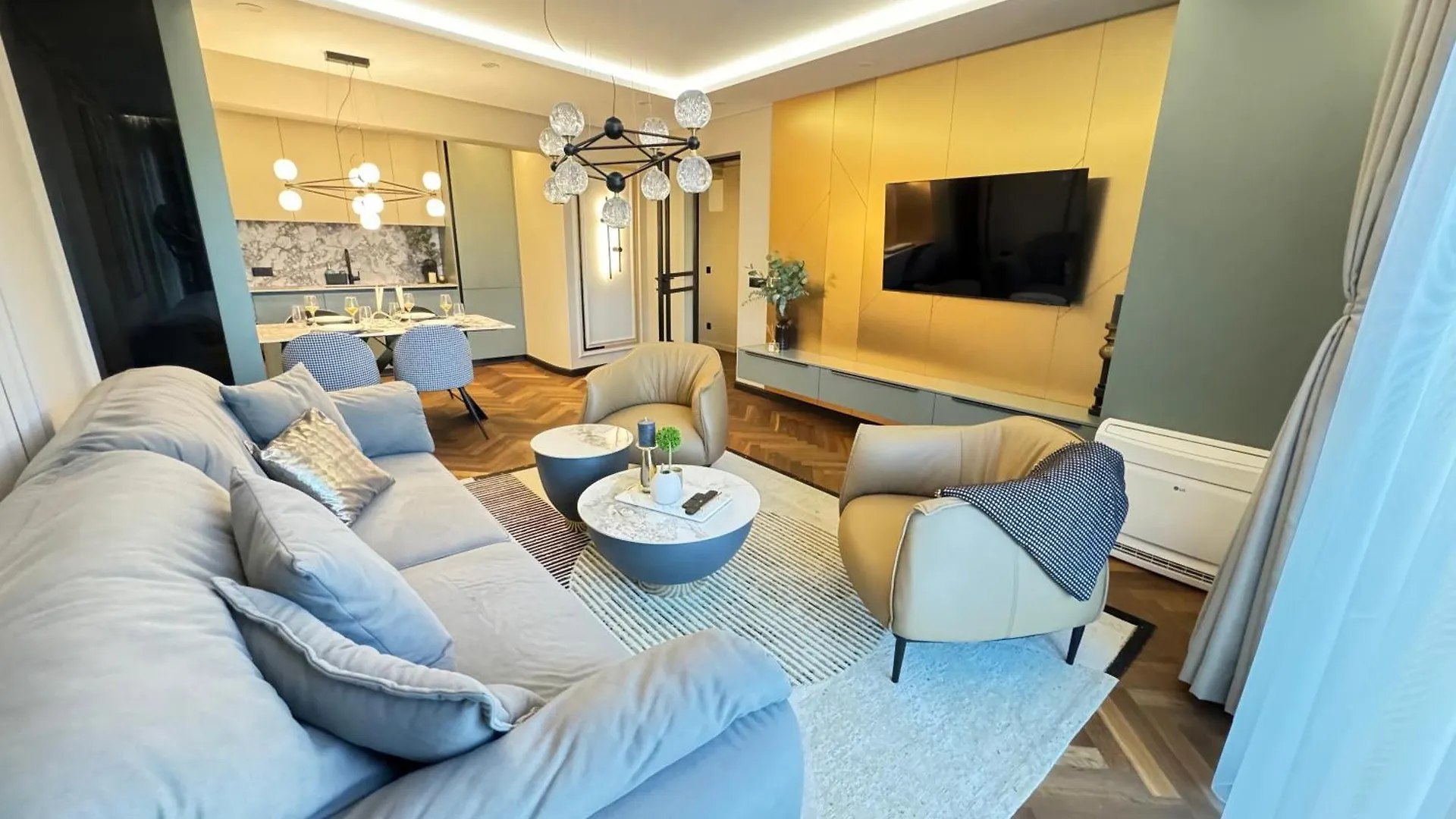 הקונטקטים של Kandinski Lux Apart
